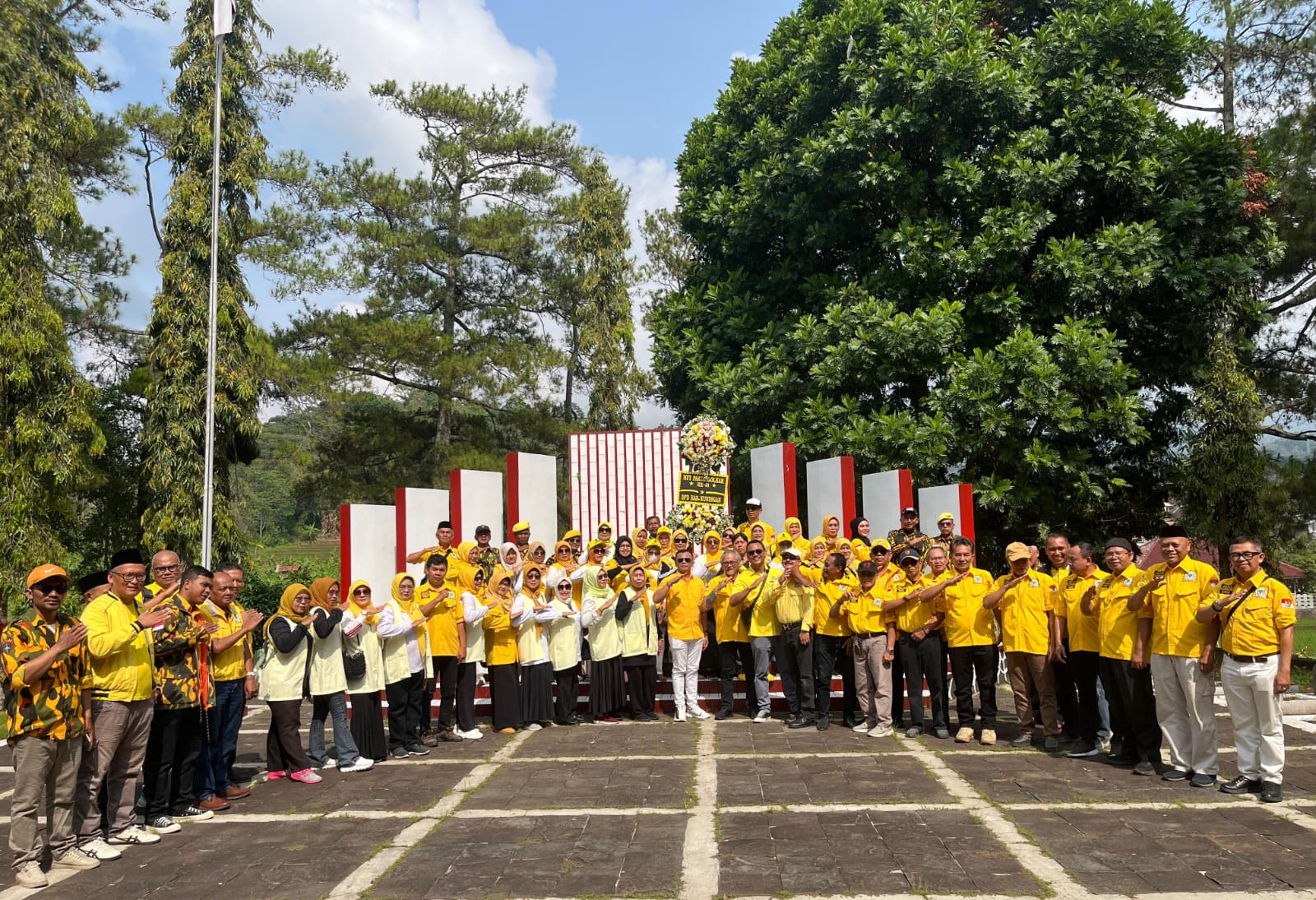 HUT ke-61, Golkar Kuningan Ziarahi Makam Pahlawan dan Tokoh Partai