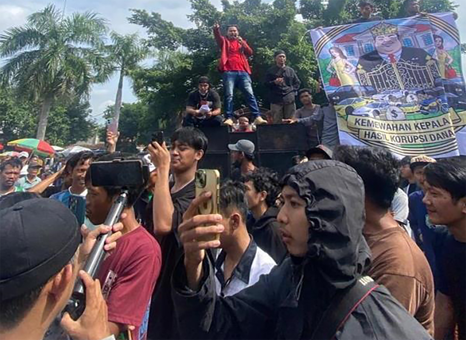 Warga Cihideung Hilir Gelar Aksi Demo, Tuntut Mundur Kepala Desa