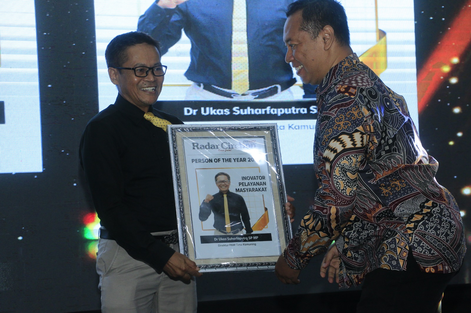 Dr Ukas Suharfaputra SP MP Dianugerahi Person of The Year 2025 Radar Cirebon, Inovator Pelayanan Publik