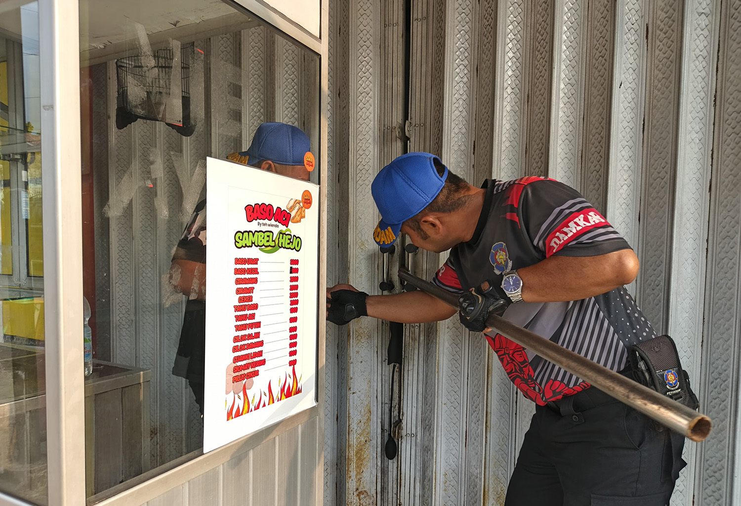 Mahir di Segala Bidang, Damkar Kuningan Diminta Buka Pintu Toko