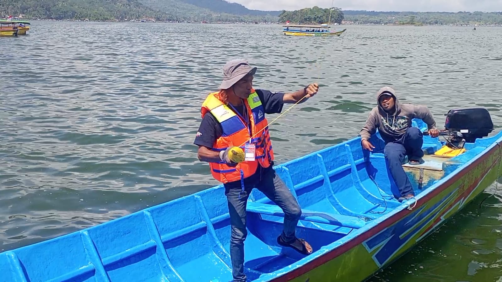 Unik, Event Layang-layang Ditarik Perahu di Perairan Waduk Darma Kuningan