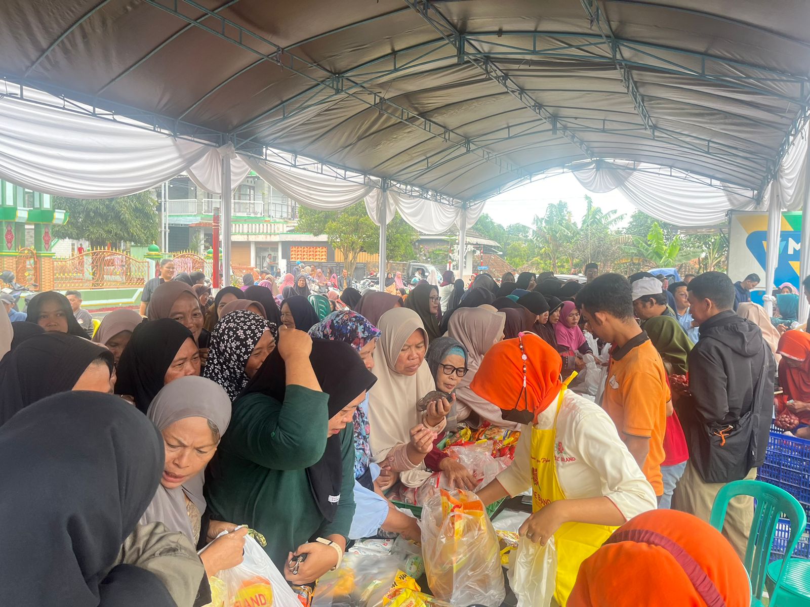 Warga Kuningan Serbu Gerakan Pangan Murah Dirahmati