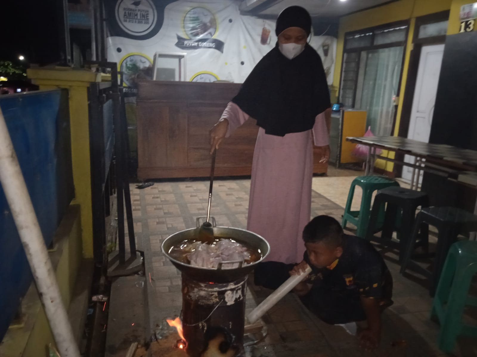 Gas Mahal, Pengusaha Kuliner Beralih ke Kompor Serbuk Kayu