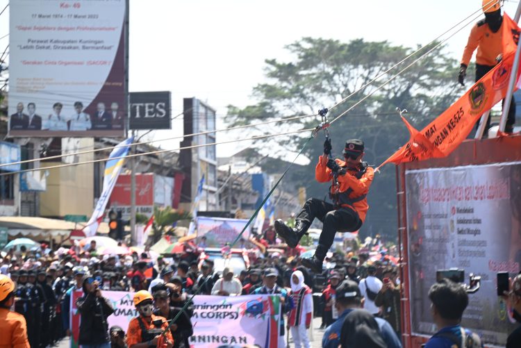 Karnaval Mobil Hias Hari Jadi Kuningan, Sedot Animo Puluhan Ribu Penonton, Bupati Acep Tebar Senyuman