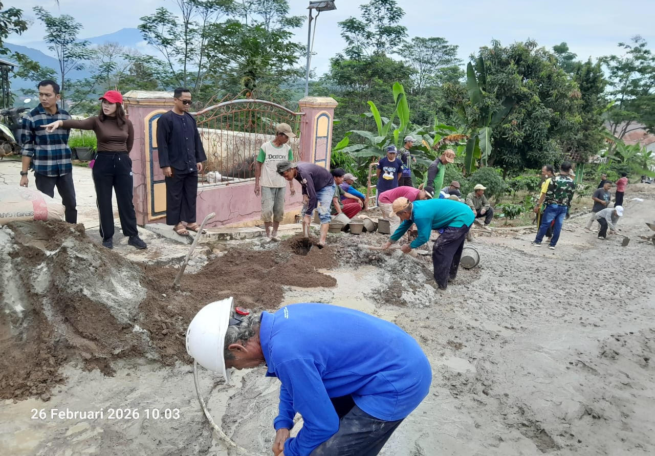 Tamparan Bagi Pemerintah Daerah, Warga Karangkancana Patungan Perbaiki Jalan Rusak