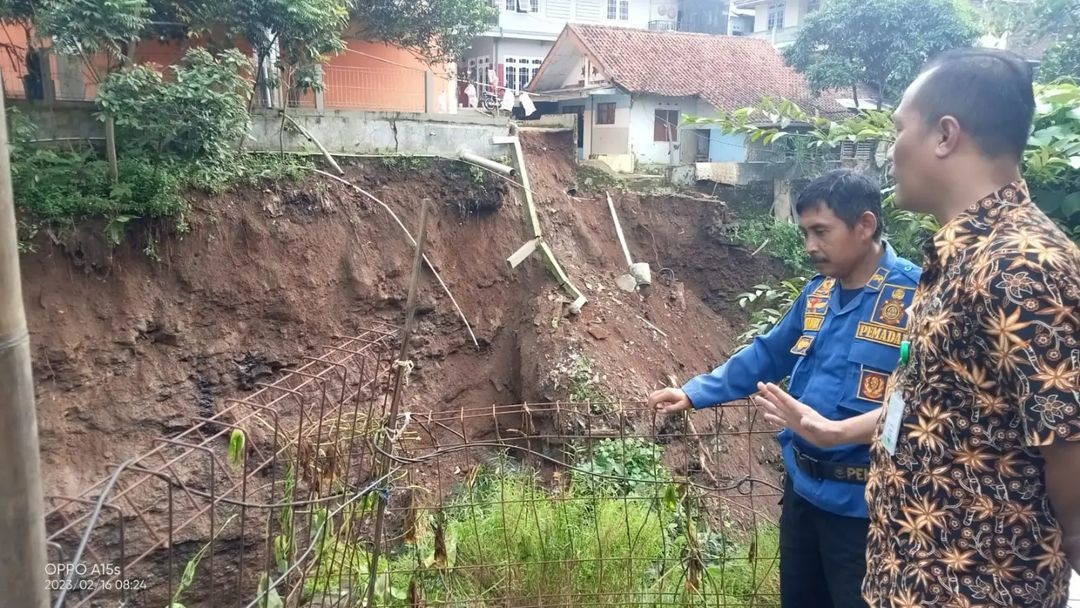 Diguyur Hujan, Rumah Dedi dan Wahdi di Kelurahan Kuningan Terancam Longsor