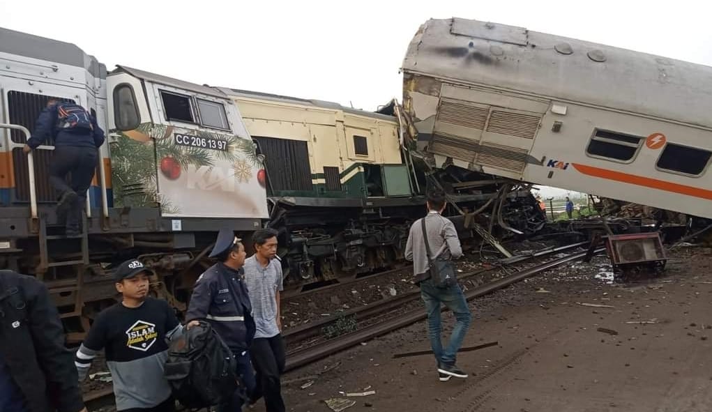 BREAKING NEWS: Kereta Api Turangga Tabrakan dengan Commuter Line di Cicalengka, Rusak Parah