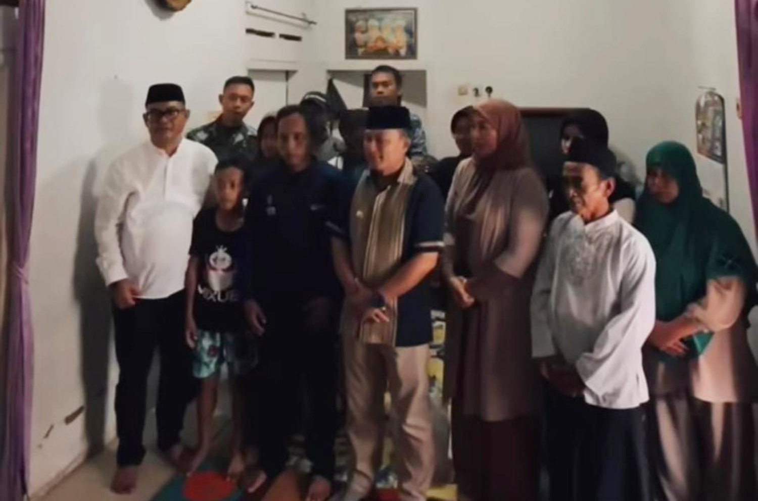 Takziah ke Rumah Duka, Bupati Kuningan Minta Warga Tak Berspekulasi soal Kematian Siswa SMP