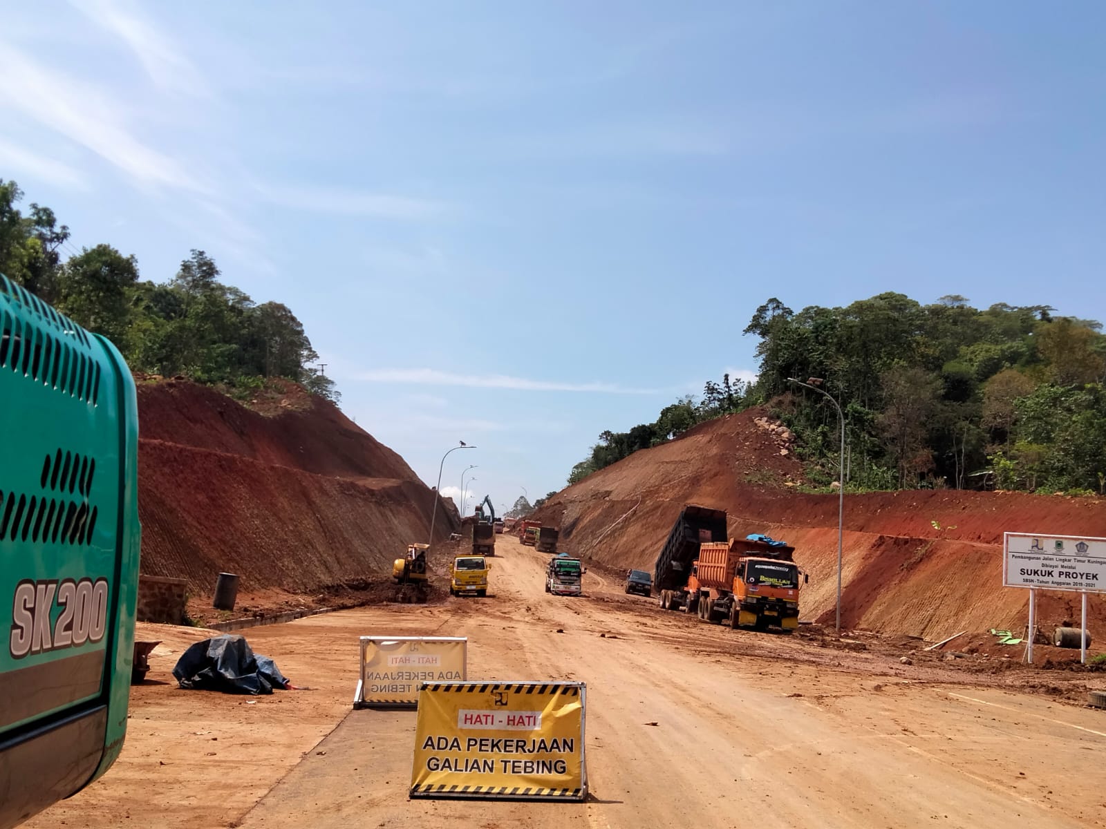 Sore Ini Jalan Lingkar Timur Bisa Dilalui Kendaraan, Lahan Milik Mantan Bupati Kuningan Jadi Lokasi Urugan