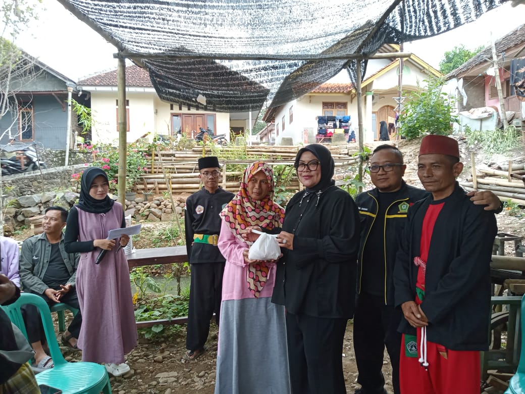 Hadir di Acara PSNU Pagar Nusa, Bupati Kuningan dan Istri Ikut Bagikan Daging Kurban