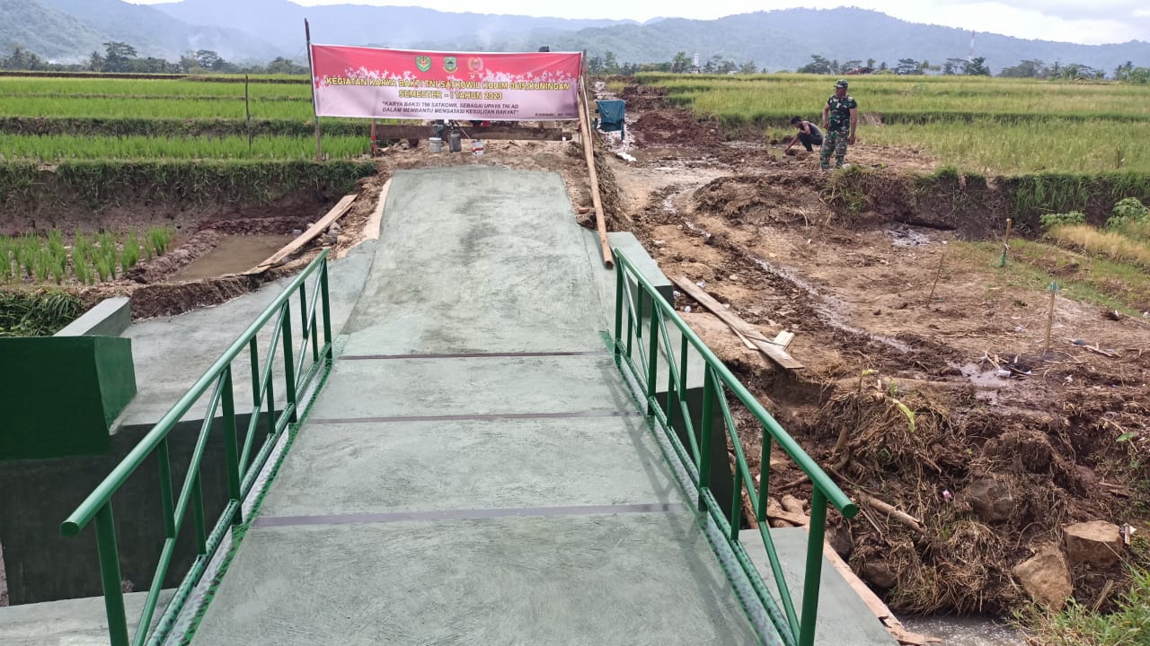 Bantu Petani Desa Maleber, Kodim 0615 Kuningan Sukses Bangun Jembatan Penghubung 