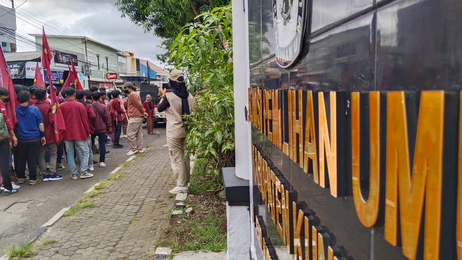 Debat Terbuka Kelar, Mahasiswa 'Kepung' Gedung KPU Kuningan, Ada Apa?