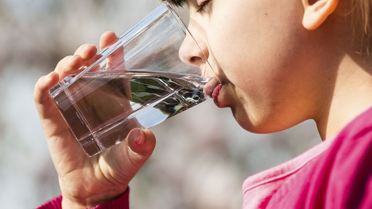 Dapat Mencegah Penuaan Dini! Berikut 5 Manfaat Minum Air Hangat Secara Rutin untuk Kesehatan