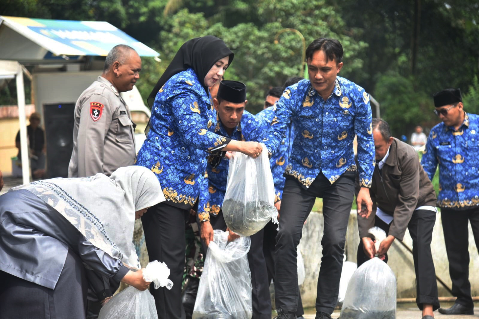 Gebyar Pasukan Paus, Wabup Tuti Tebar Ribuan Ekor Ikan di Embung Cibungur