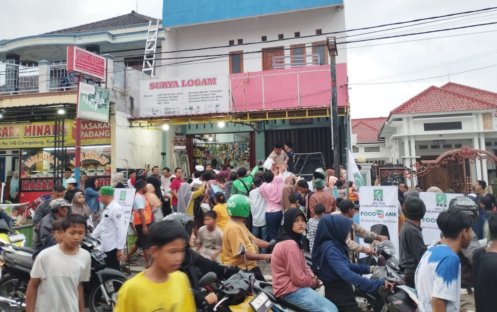 Food Bank PKB Kuningan Diserbu Warga