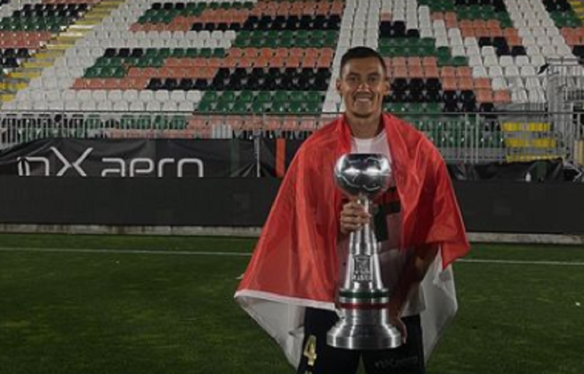 Momen Jay Idzes Pamer Bendera Indonesia Usai Bawa Venezia Lolos ke Serie A
