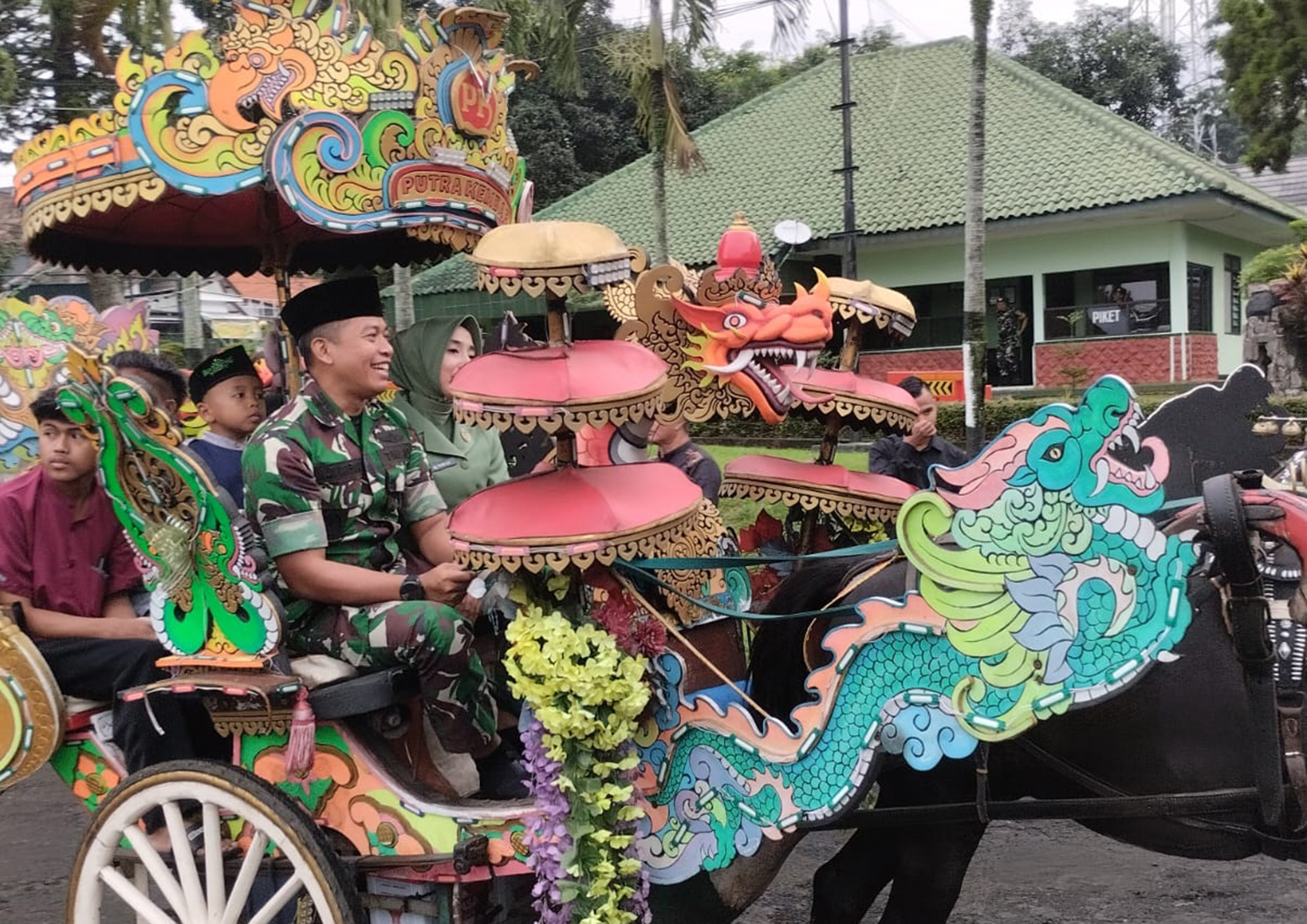 Kodim 0615 Kuningan Ajak Anak Yatim Ngabuburit Naik Delman