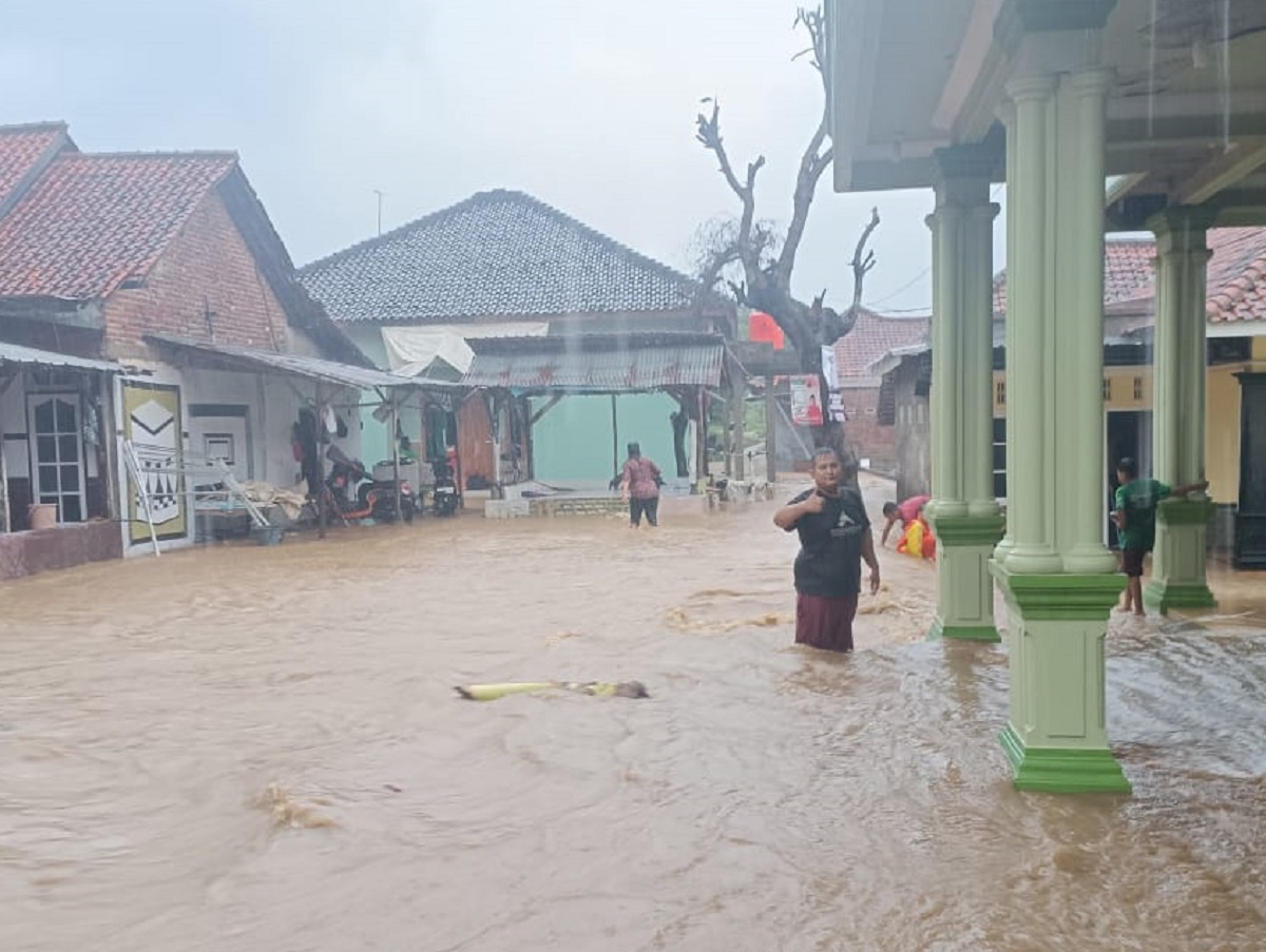 Hujan Deras, Sejumlah Desa di Kecamatan Mundu Cirebon Diterjang Banjir