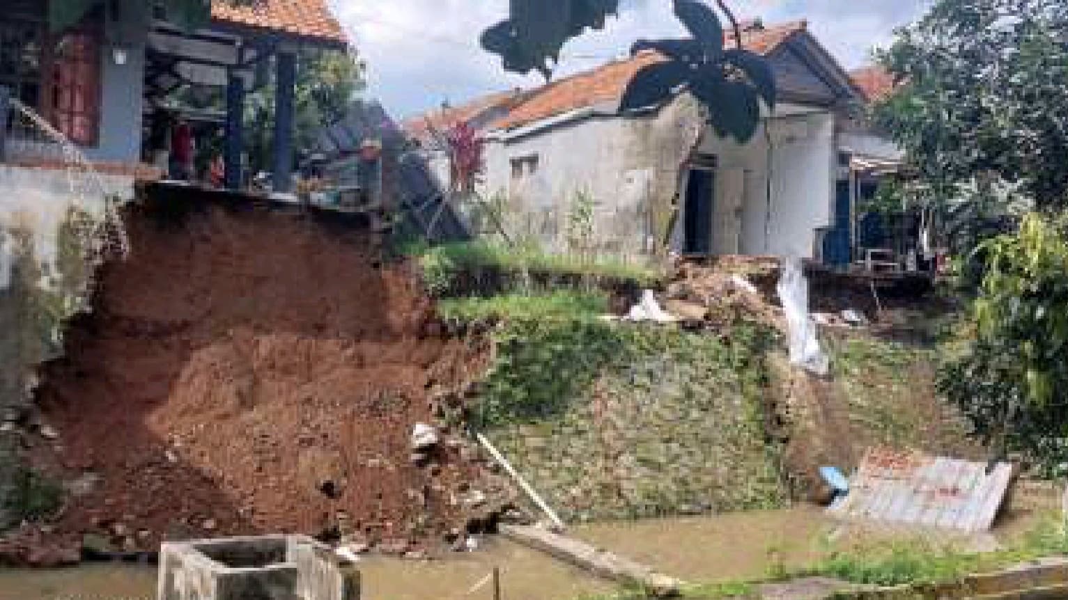 Dua Pemilik Rumah Terpaksa Mengungsi, Tanah Longsor Landa Desa Manggari