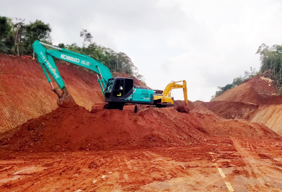 Bukan Longsor! Bukit Kembar di Jalan Lingkar Timur Kuningan Sedang Dikupas