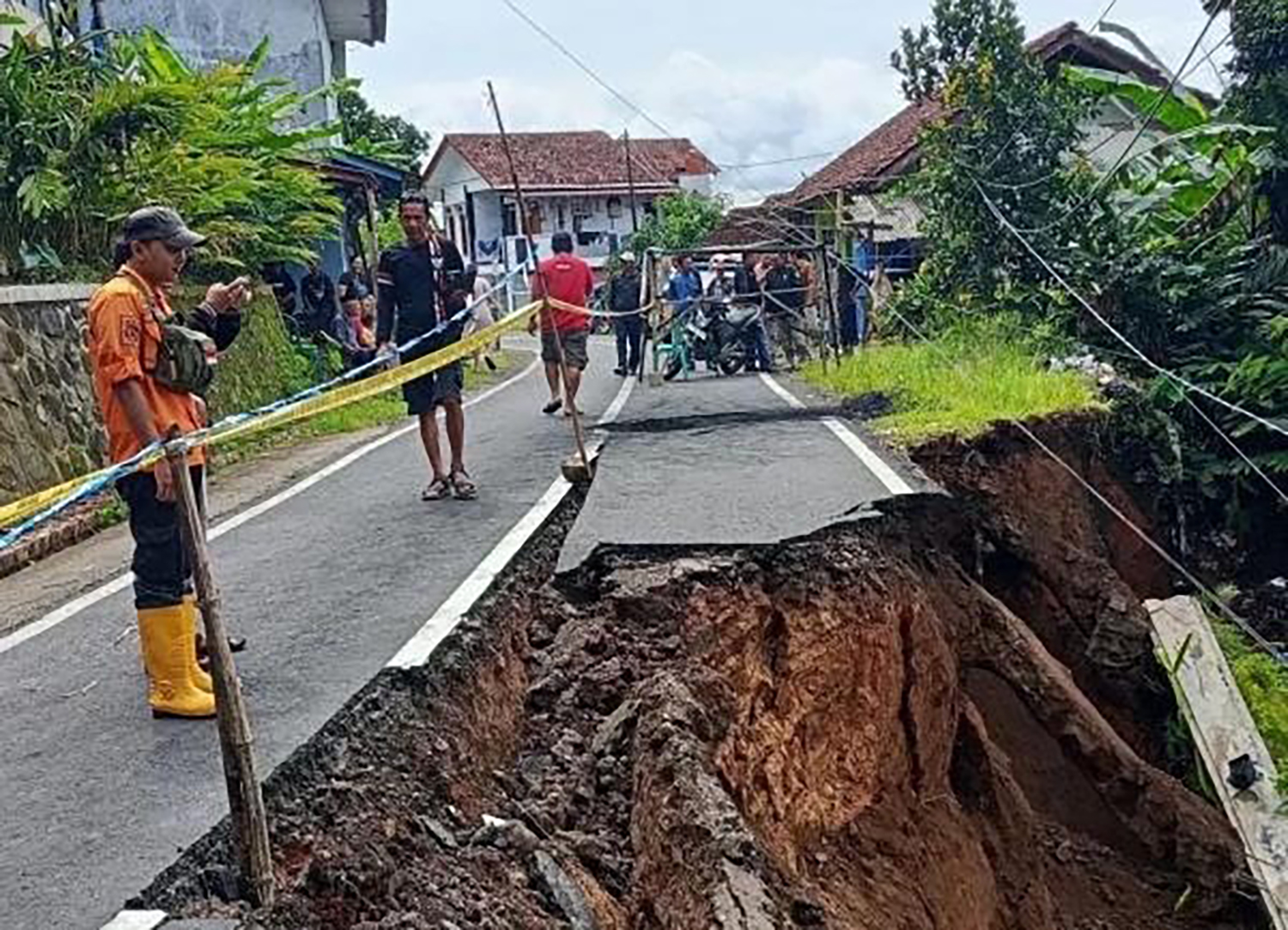 Jalan Longsor di Desa Cimenga, Lalu Lintas Diberlakukan Buka Tutup