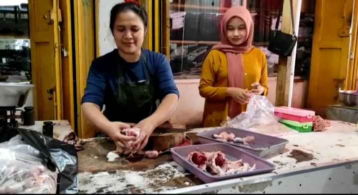 FANTASTIS, Sekilo Daging Ayam Dijual Rp45 Ribu, Omset Pedagang Turun Drastis