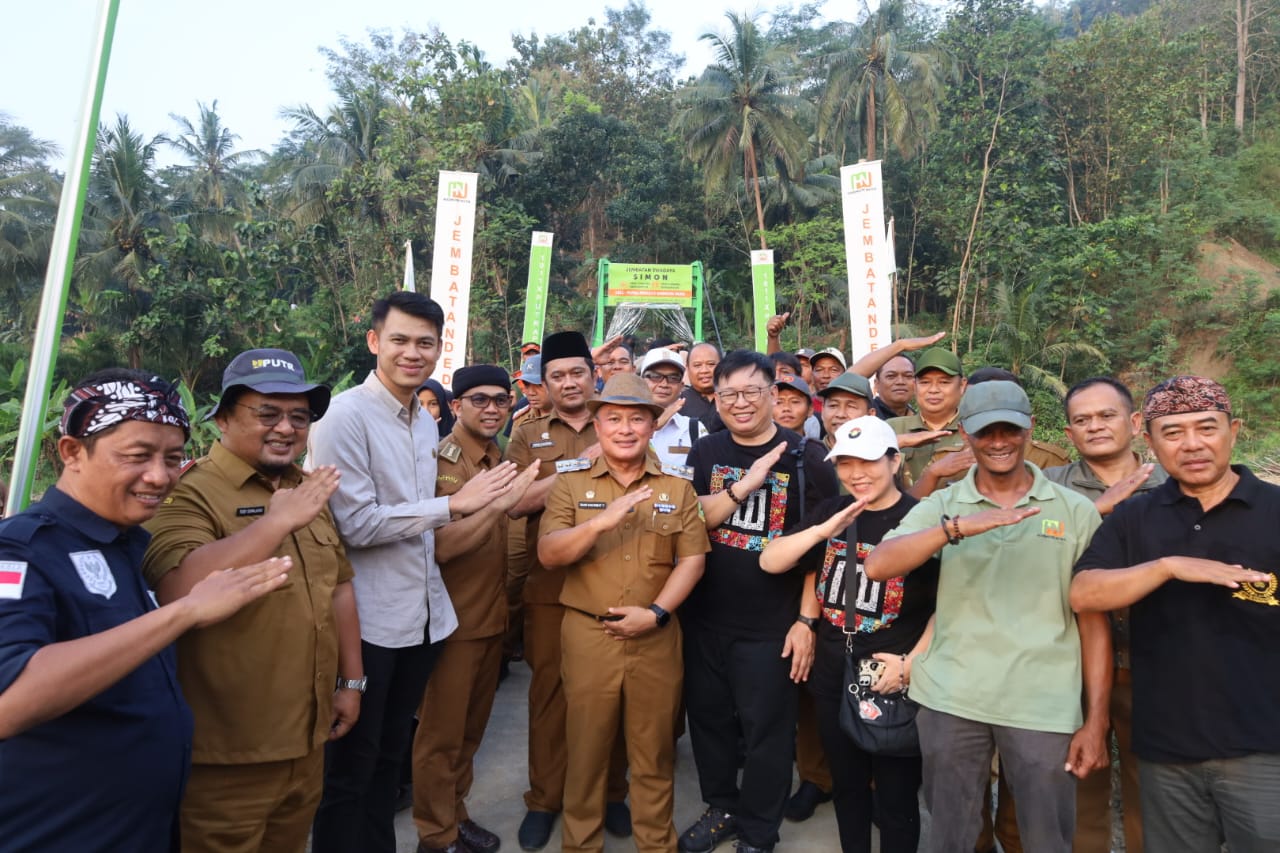 Dulu Bertaruh Nyawa Menyebrangi Sungai, Kini Warga Cipedes-Cipakem Nikmati Jembatan Gantung Baru