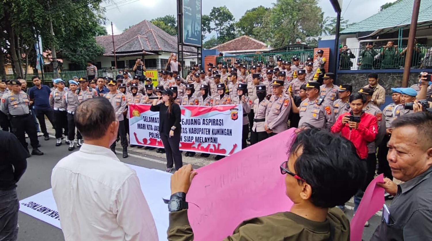 Ratusan Massa Alamku Geruduk BTNGC, Protes Kerusakan Lereng Gunung Ciremai dan Krisis Air di Desa Penyangga