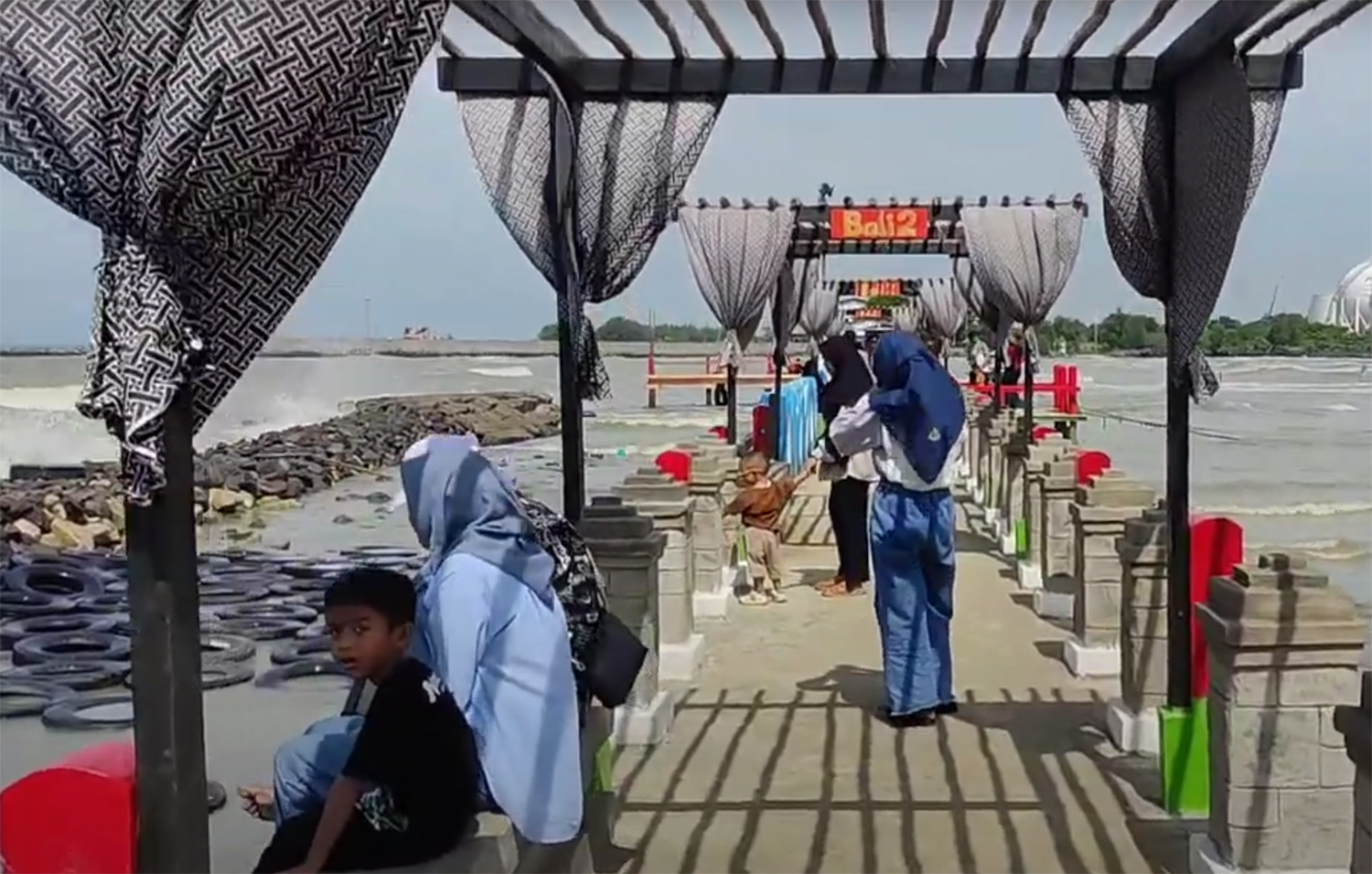 Serasa Berlibur ke Bali, Mengintip Keindahan Pantai Balongan Indah Indramayu