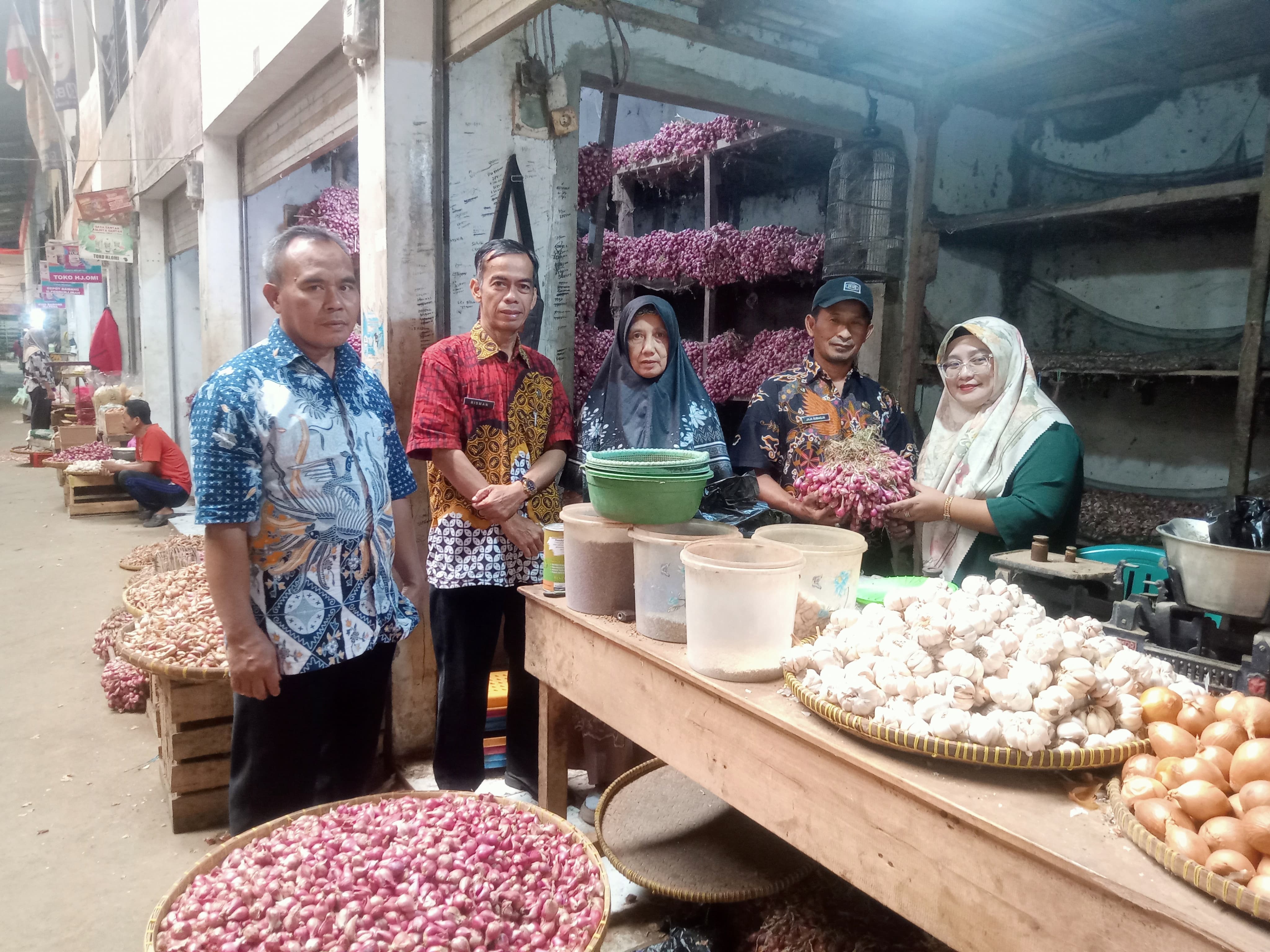 Sekilo Bawang Putih Rp35 Ribu, Harga Ayam Naik, Tomat Anjlok