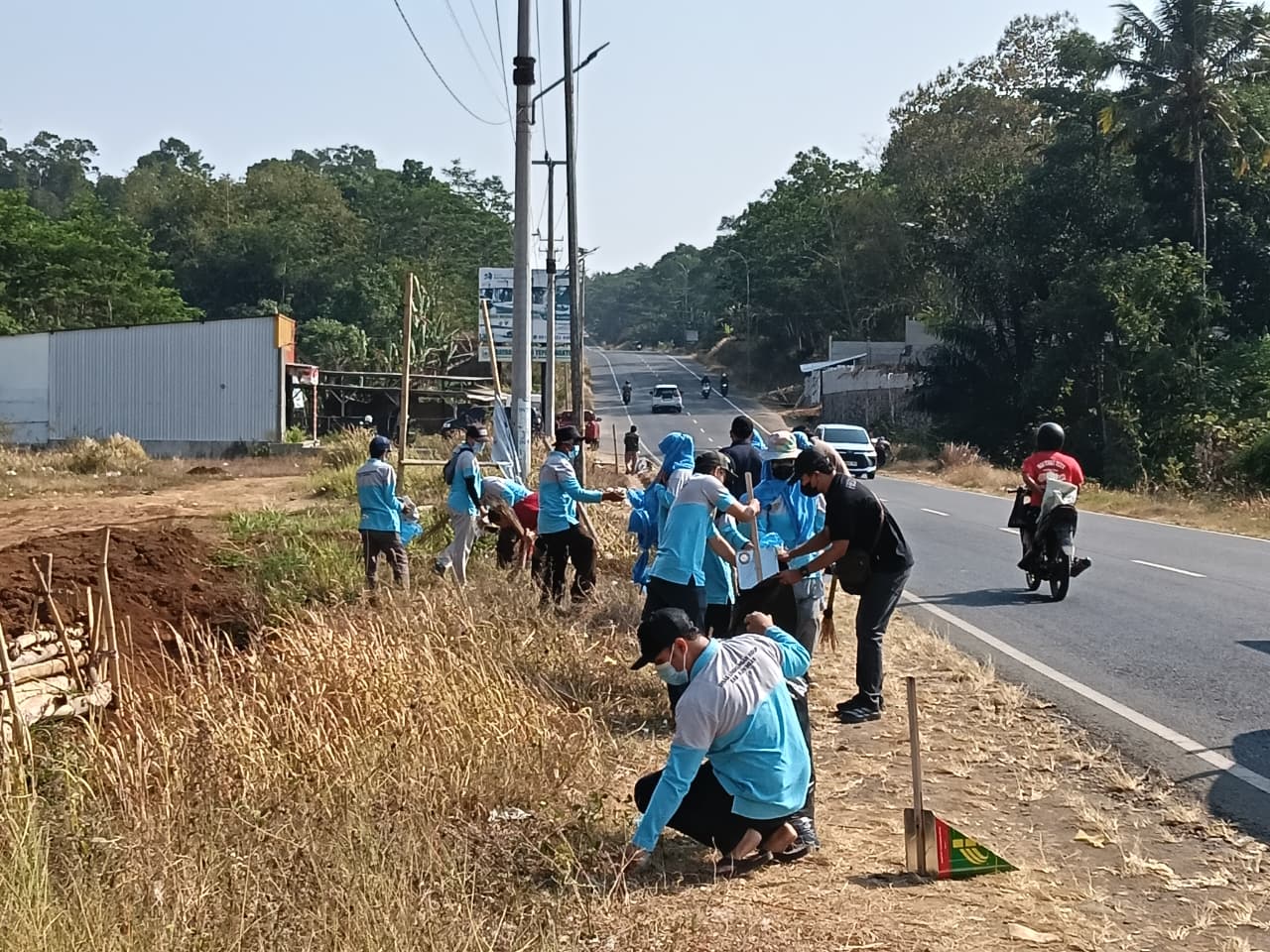 Cakep, Pegawai DLH Kerja Bakti Bersihkan Sampah di Jalan Lingkar Timur Kuningan