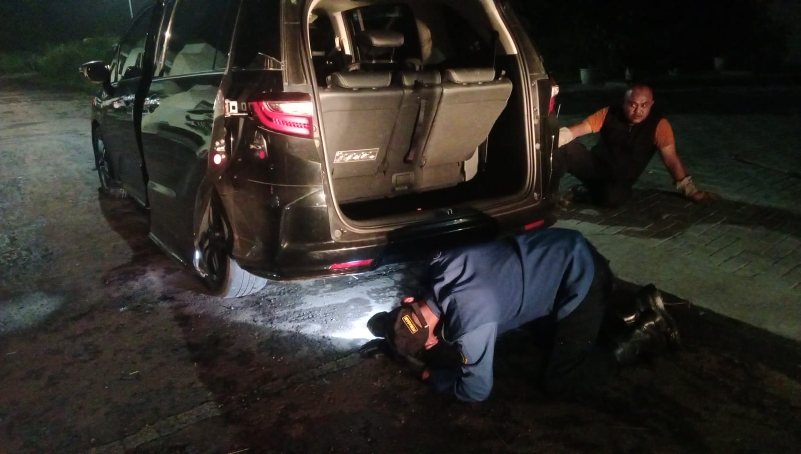 Mitigasi Ular di Kuningan: Damkar Lakukan Penyisiran Dini Hari di Garasi Warga