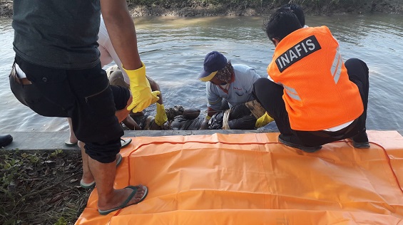 Mayat Pria Ditemukan Dalam Saluran Air di Indramayu, Tubuh Diikat Lakban