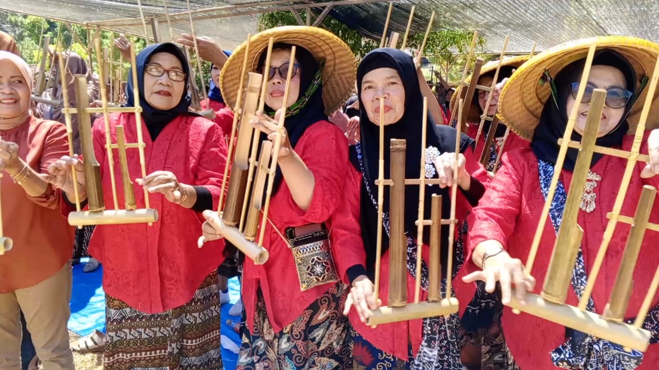 Setelah Daeng Soetigna, Angklung Kuningan Kembali Dibuat Pakai Bambu Tak Lazim