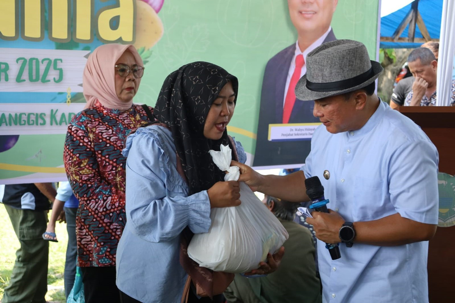 Rela Menunggu Sejak Pagi Hari, Ibu-Ibu Kecamatan Kalimanggis Serbu Gerakan Pangan Murah 