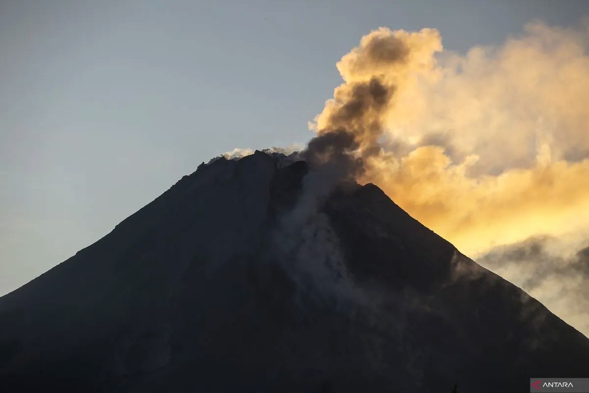 Gunung Merapi Mengeluarkan Guguran Lava 13 Kali, Suaranya Terdengar dari Pos Babadan 
