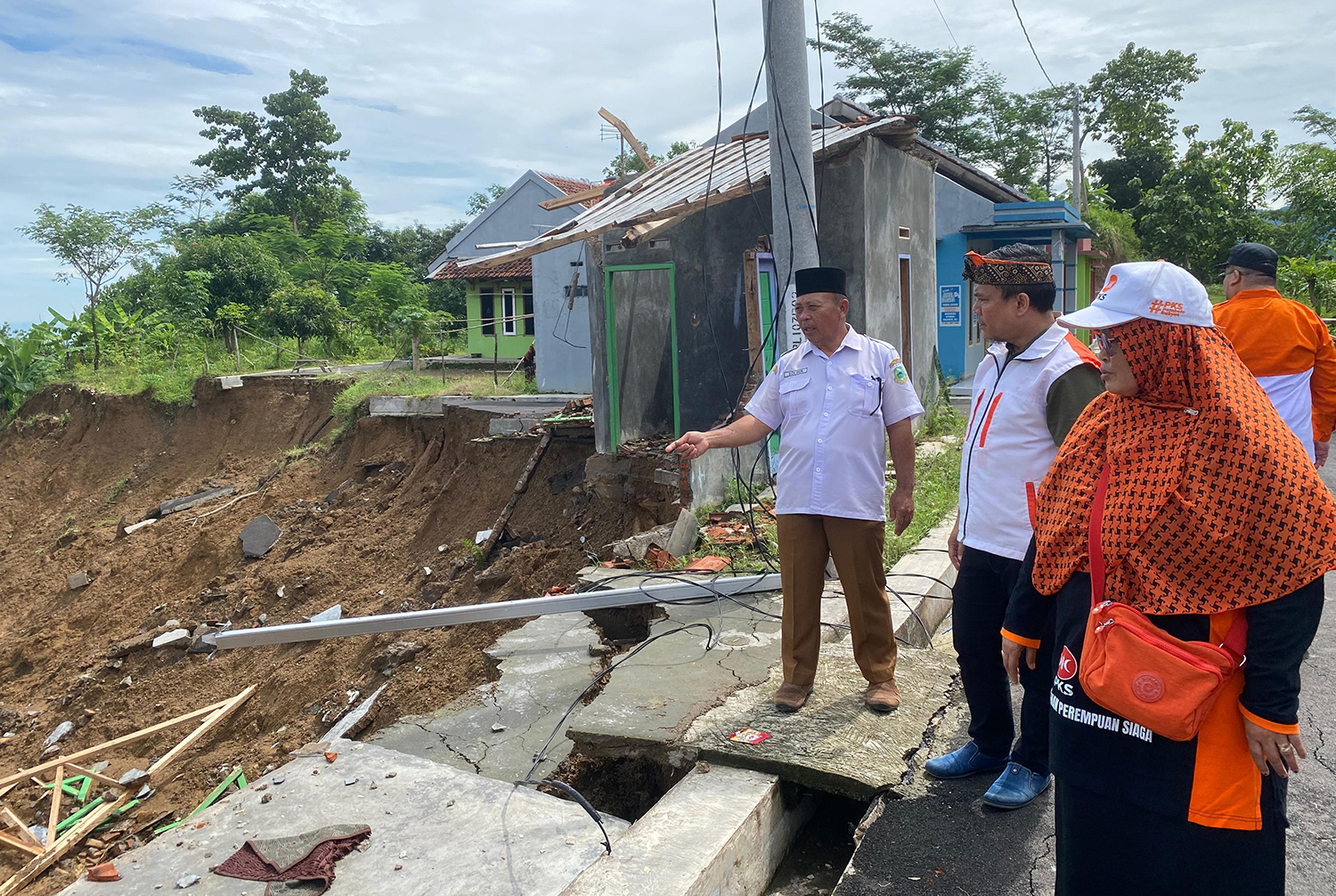 Peduli Korban Tanah Longsor dan Kebakaran, Fraksi PKS Salurkan Bantuan