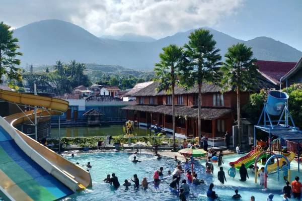 3 Tempat Wisata Kolam Air Panas di Garut, Viewnya Langsung Menghadap Gunung Guntur