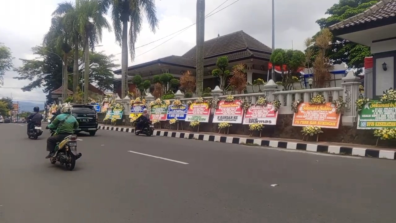 Ratusan Karangan Bunga Penuhi Pendopo Kuningan, Pengrajin Bolak Balik Antar Pesanan