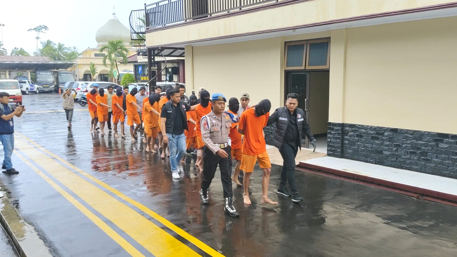 16 Pria dan Satu Perempuan Masuk Bui, Polisi Sita Sabu 18,85 Gram dan Ribuan Pil Obat Keras