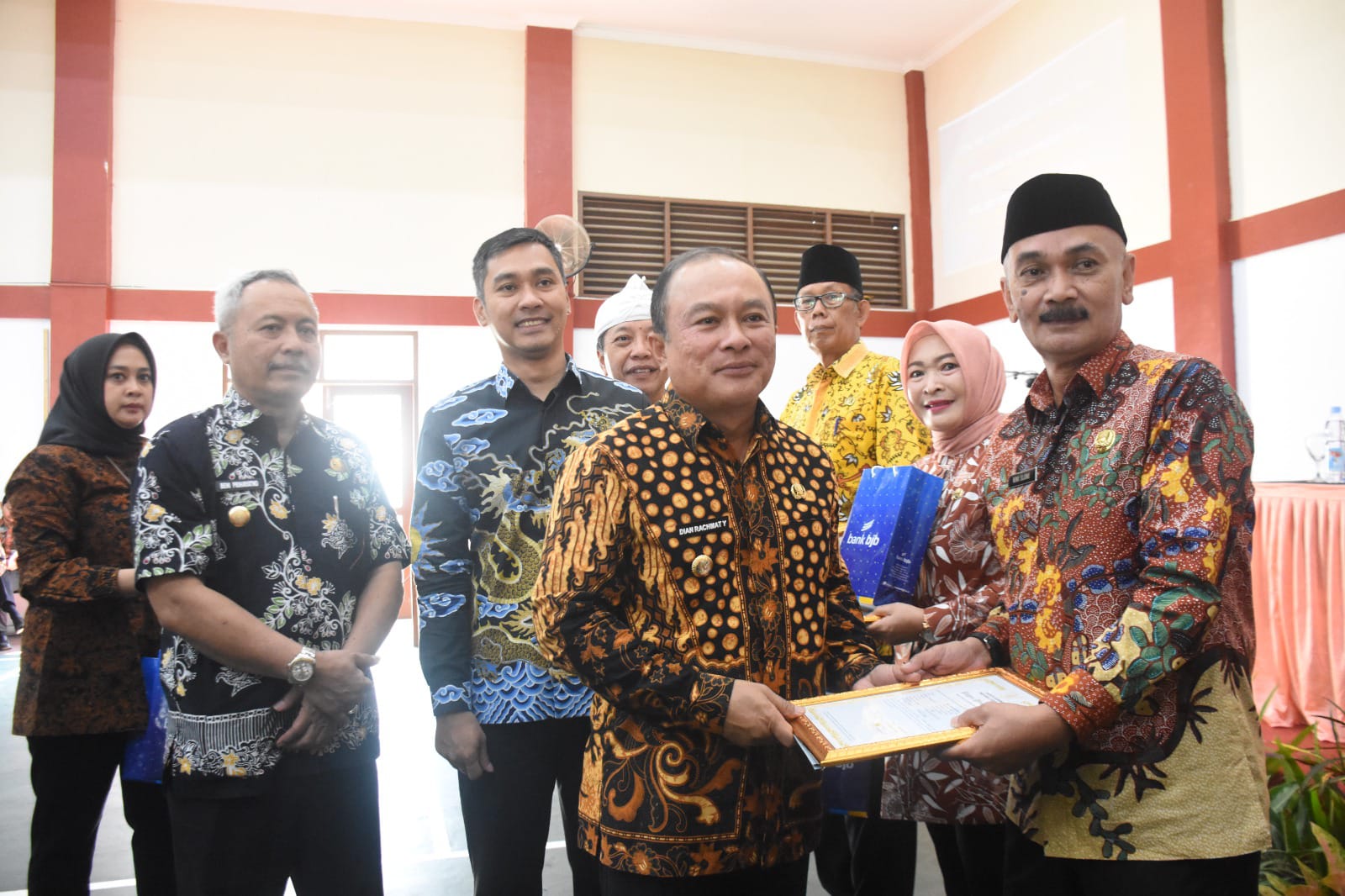 Bupati Dian Serahkan SK Pensiun: 