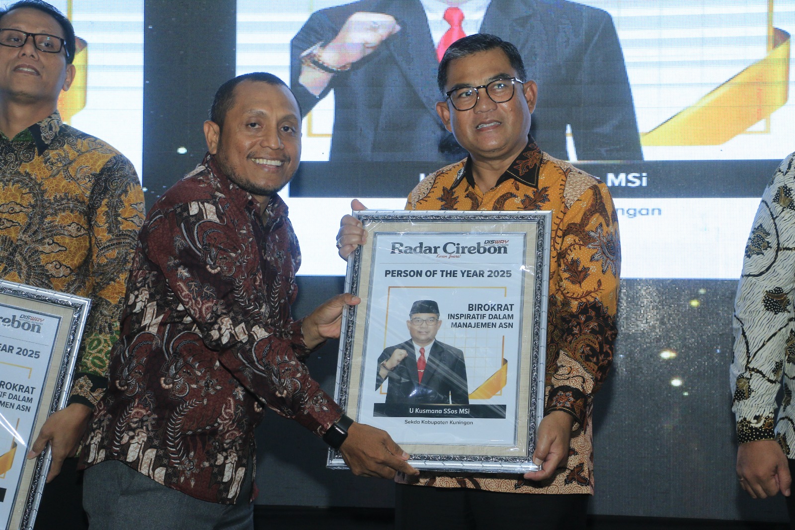 U Kusmana SSos MSi Raih Person of The Year 2025 Radar Cirebon Kategori Birokrat Inspiratif Dalam Manajemen ASN
