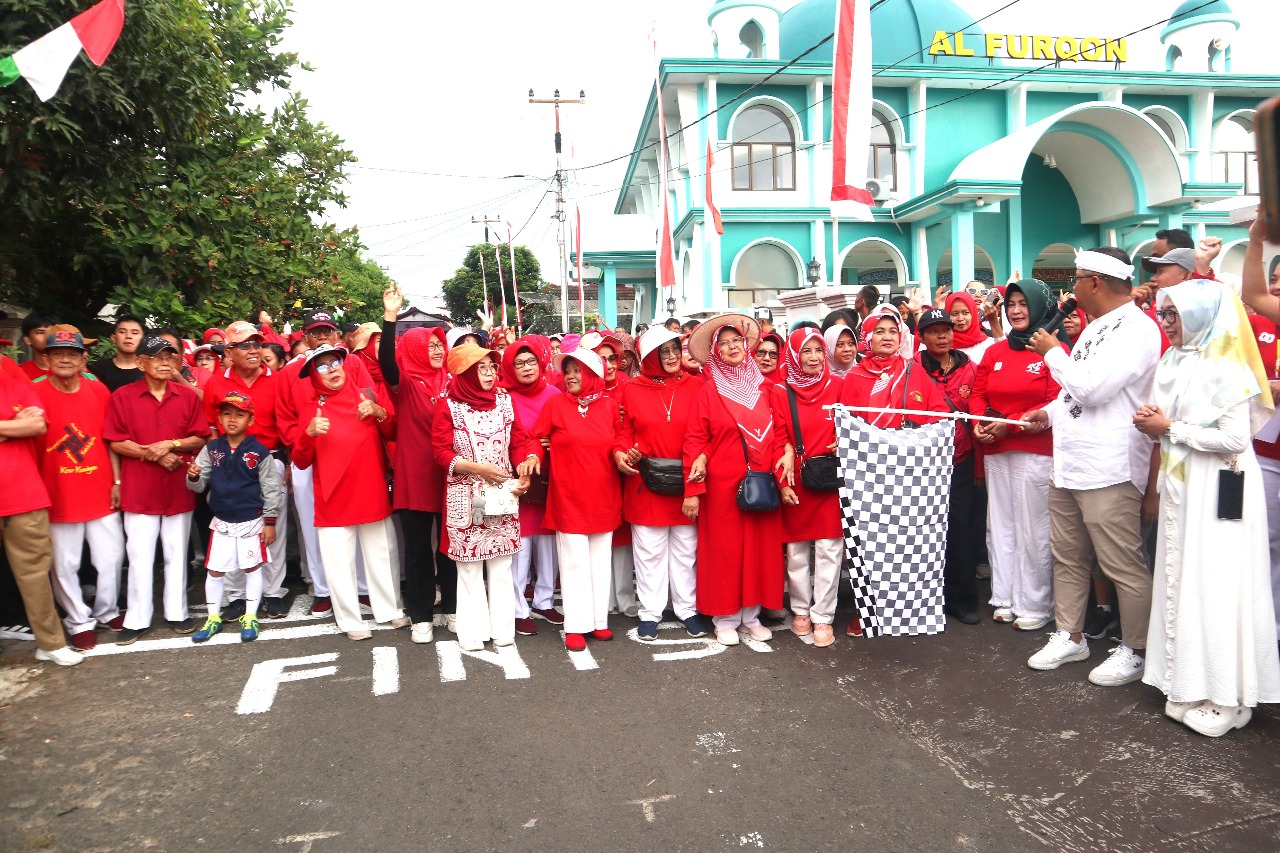 Kebersamaan Warga Perumnas Ciporang Semarakkan Jalan Santai HUT ke-80 RI dan Hari Jadi ke-527 Kuningan
