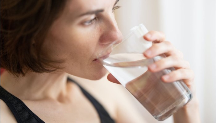 Sering Dianggap Sepele, Minum Air Hangat saat Bangun Tidur Banyak Manfaat, Salah Satunya Penangkal Racun
