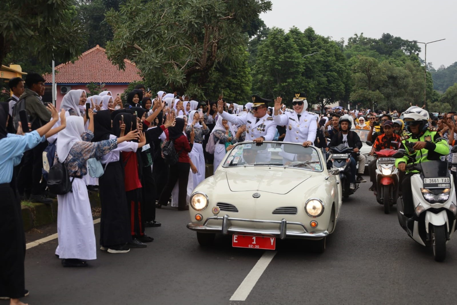 Usai Dilantik di Jakarta, Dian-Tuti Diarak Warga Kuningan