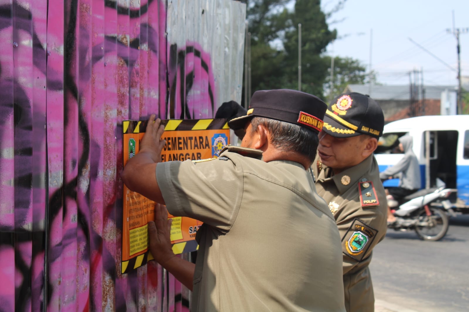 Bangunan Usaha di Bundaran Cijoho Kuningan Disegel Satpol PP, Ini Penyebabnya