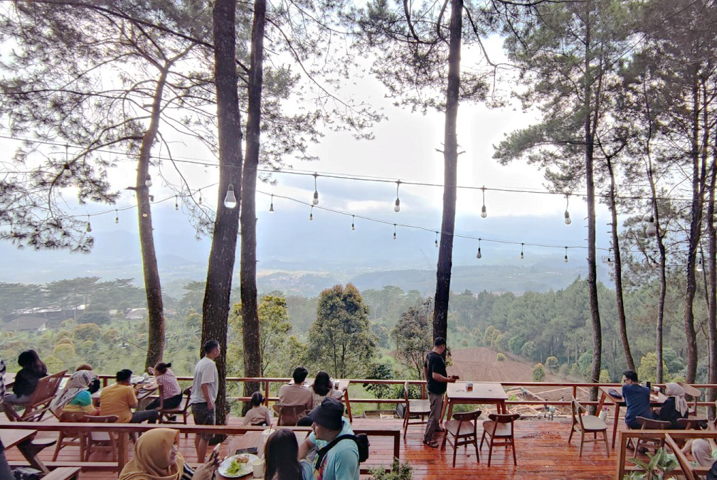 5 Rekomendasi Kafe Outdoor di Kuningan, Sensasi Seruput Kopi di Ketinggian 1.100 MDPL