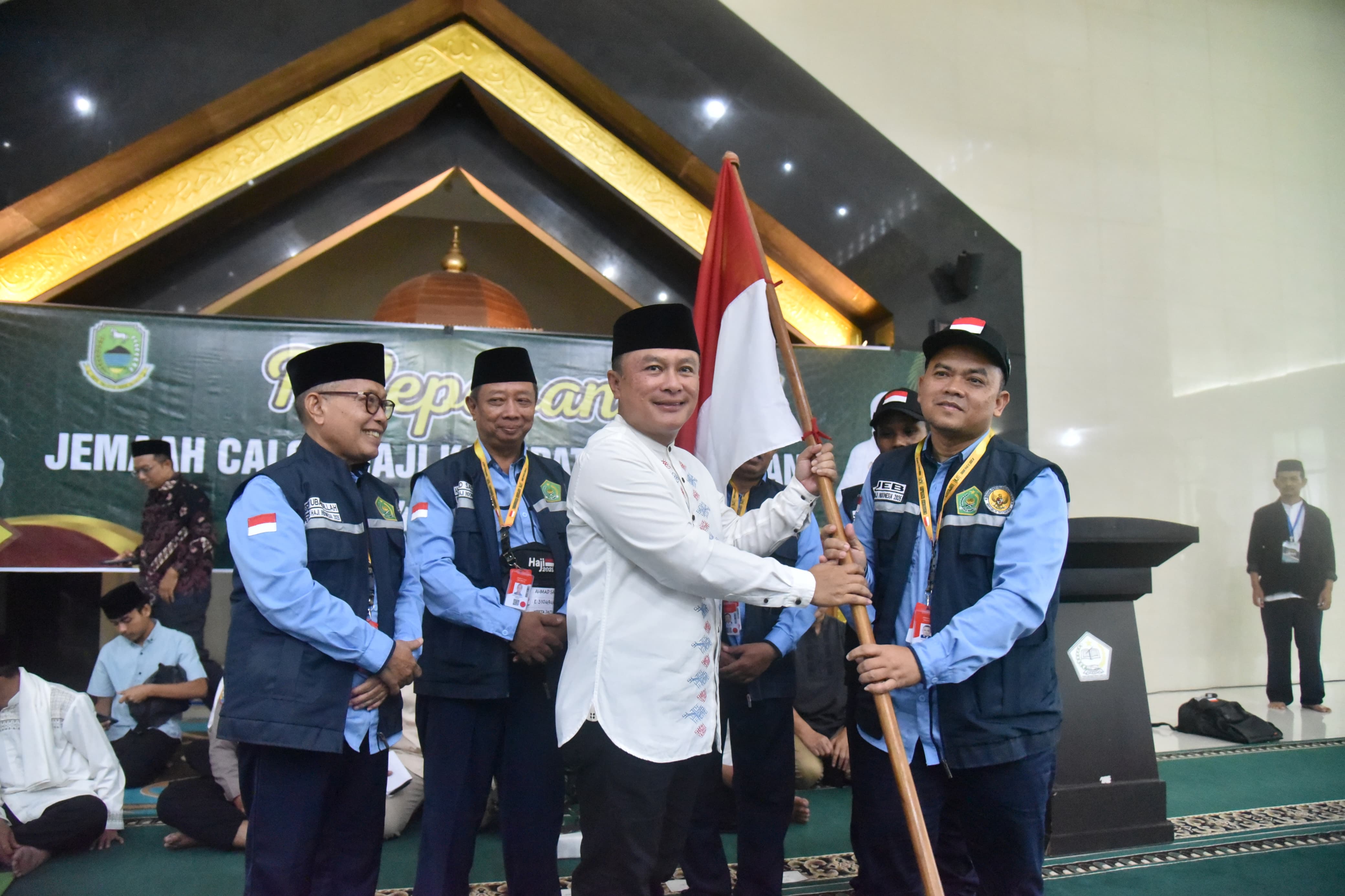 Calon Haji Kloter 21 dari Kuningan Diberangkatkan, Bupati Dian: Semoga Jadi Haji Mabrur