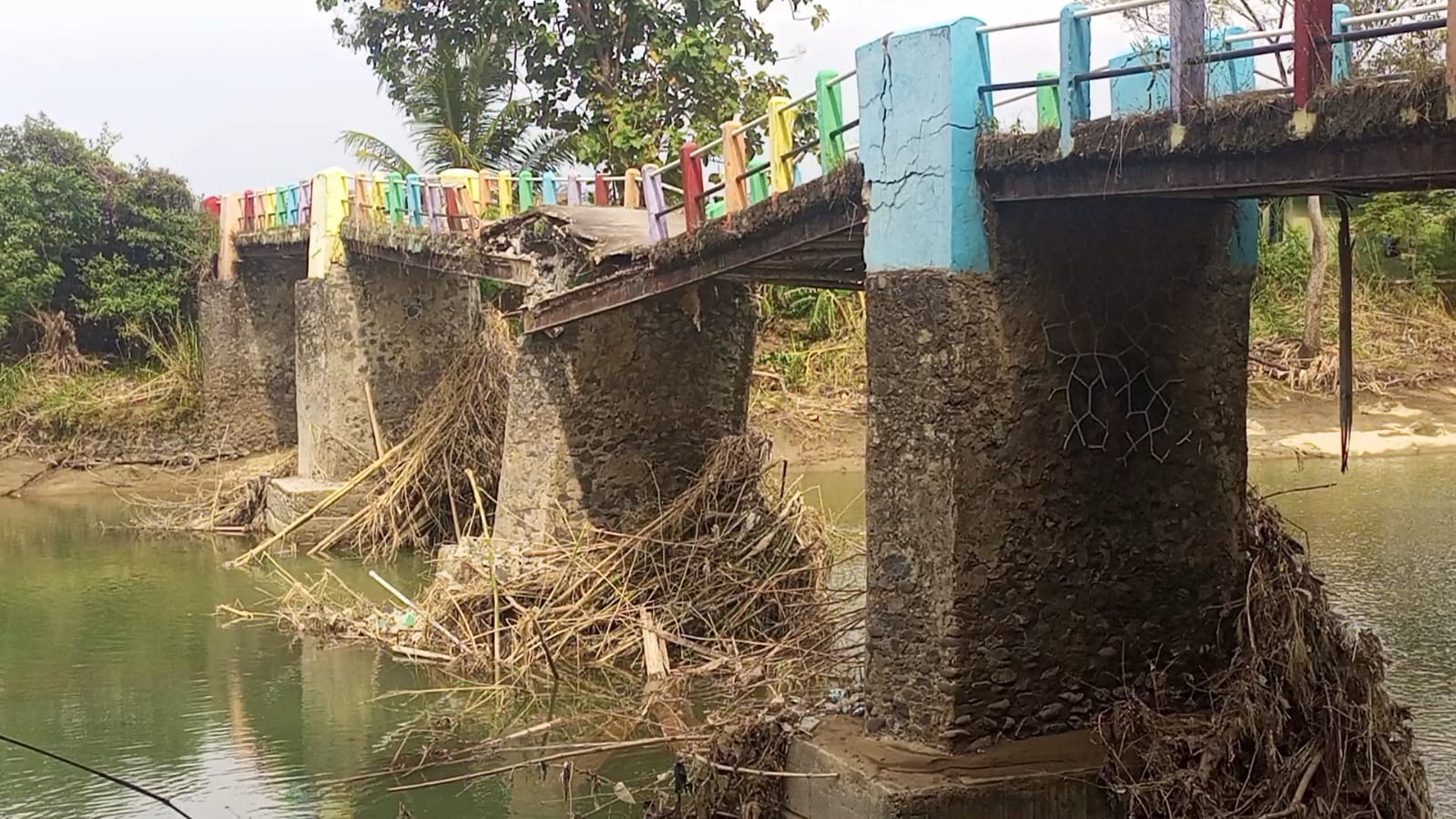 Jembatan Sungai Cisanggarung Nyaris Putus, Sawah di Wilanagara Kuningan Terancam Terisolir