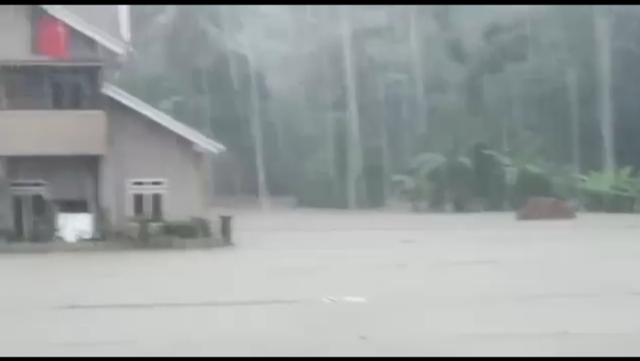 Banjir Bandang Terjang Desa Jamberama, Kuningan, 12 Rumah Terendam Air Sungai